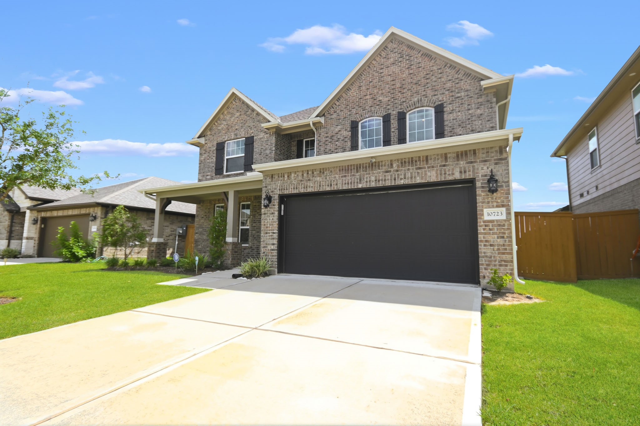 10723 Clfs Vw Drive Rosharon, TX 77583 - Photo 1 of 50 Welcome to 10723 Cliffs View Drive in Sierra Visa!