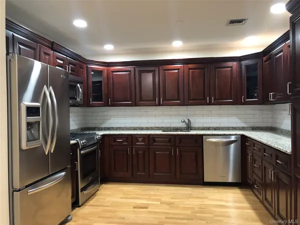 $3,375 | 147 Main Street, Unit 2H, Mineola, NY 11501
