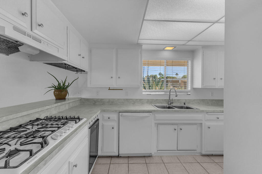 2033 Ramon Road, Unit 7A Palm Springs, CA 92264 - Photo 10 of 21 Kitchen