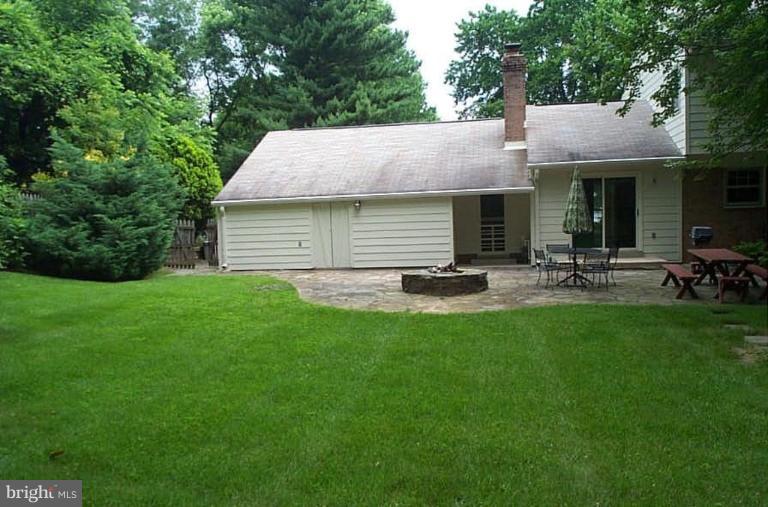 9040 Rouen Lane Potomac, MD 20854 - Photo 3 of 17 Back yard
