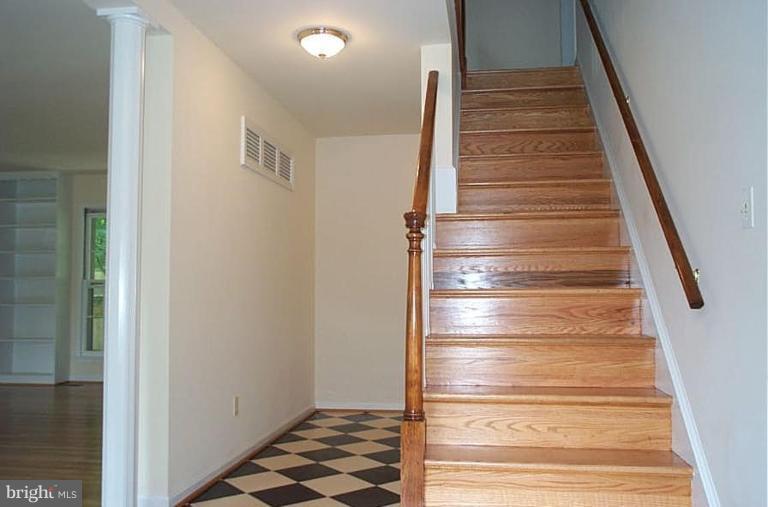 9040 Rouen Lane Potomac, MD 20854 - Photo 5 of 17 Hallway