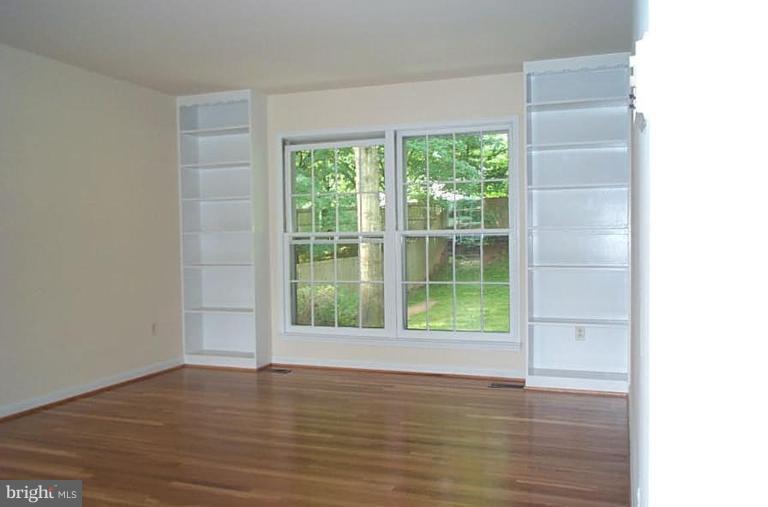 9040 Rouen Lane Potomac, MD 20854 - Photo 6 of 17 Living Room