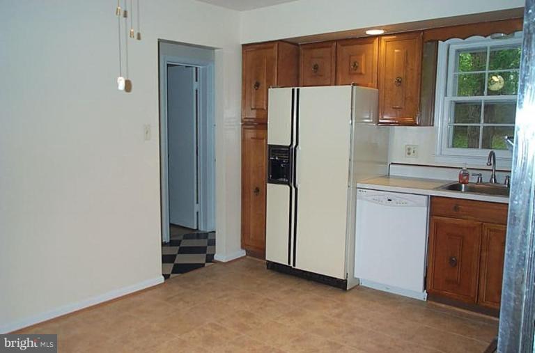 9040 Rouen Lane Potomac, MD 20854 - Photo 10 of 17 Good sized Kitchen