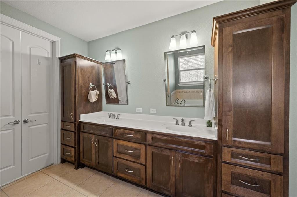 7613 Eagle Ridge Circle Fort Worth, TX 76179 - Photo 22 of 40 Primary Bathroom