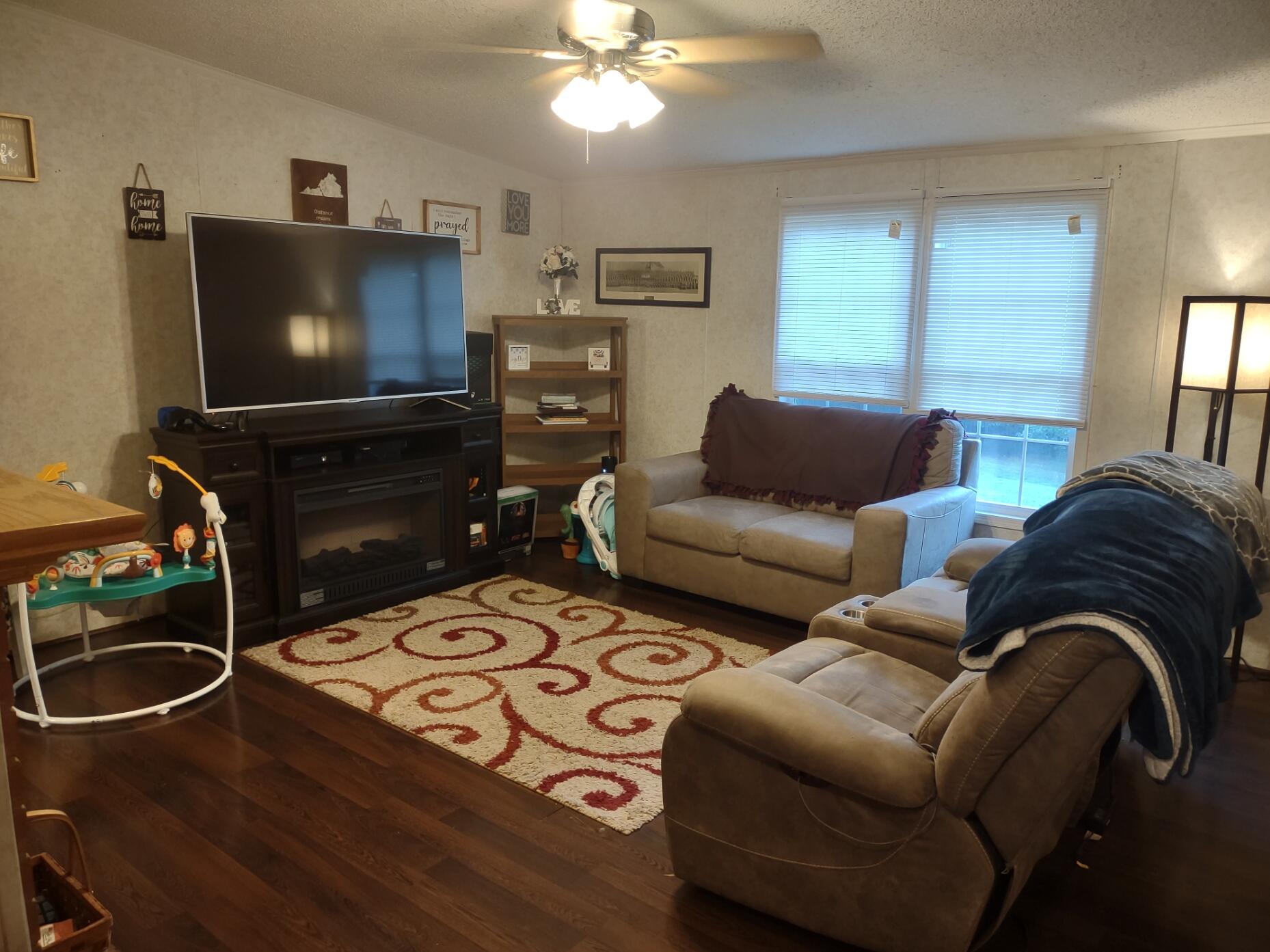 539 Craig Woods Road New Castle, VA 24127 - Photo 11 of 29 CWlivingroom