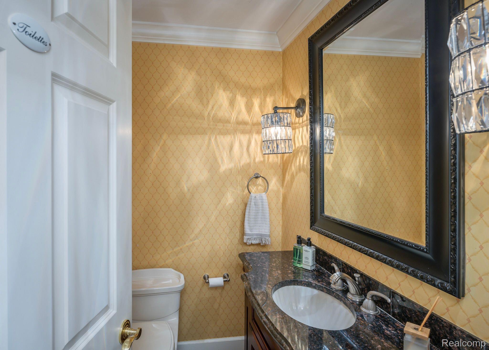 825 North Valley Chase Road Bloomfield Hills, MI 48304 - Photo 27 of 38 Powder Room
