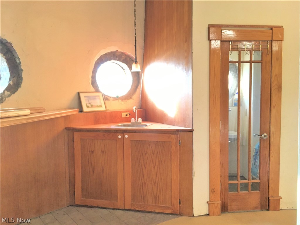4630 Kolbe Road Lorain, OH 44053 - Photo 8 of 35 Living room wet bar next to bath.