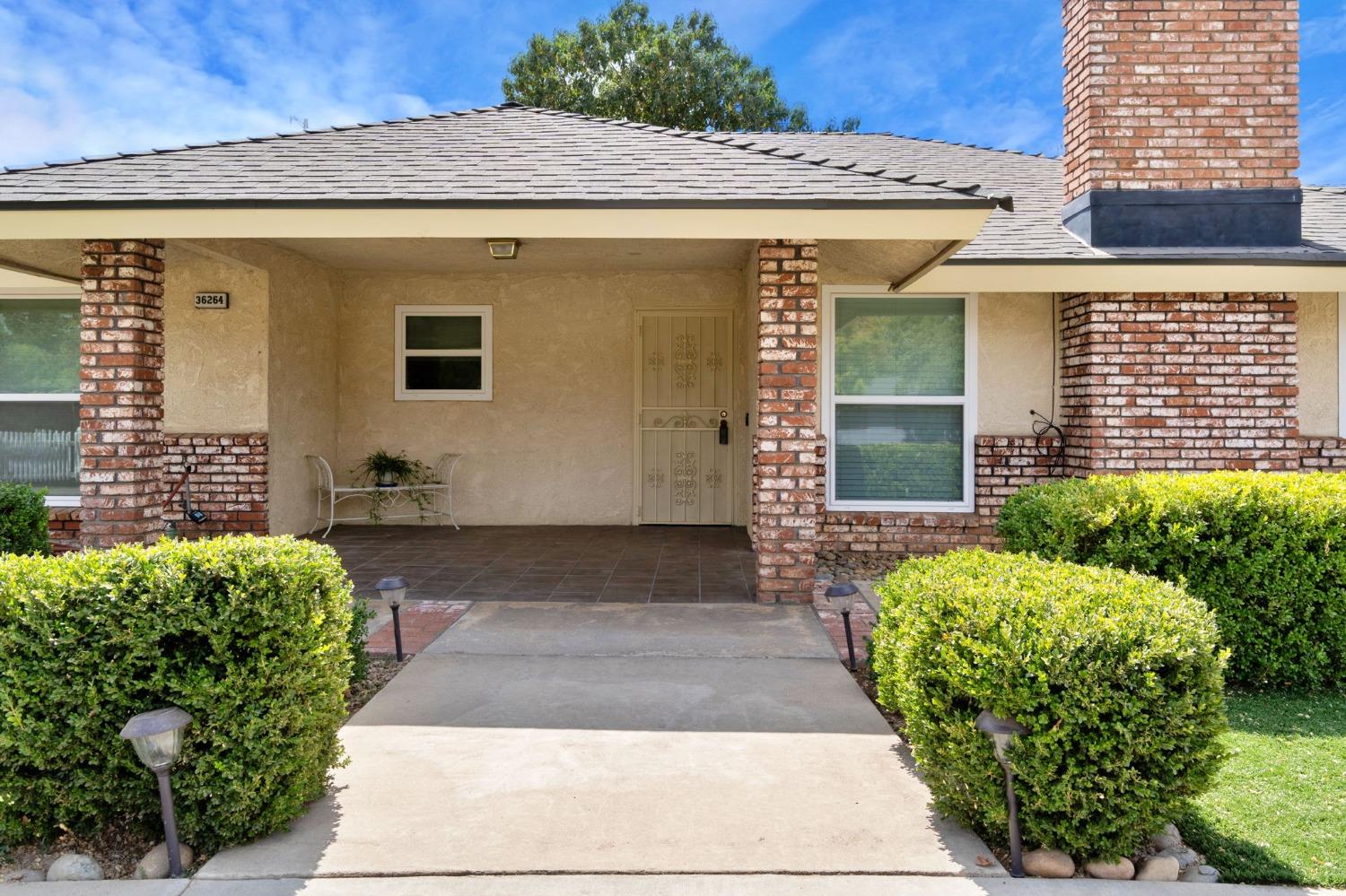 36264 Ave 12 Madera, CA 93636 - Photo 4 of 23 a front view of a house