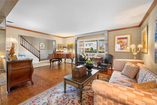$1,350,000 | 8 Cathy Lane, Great Neck, NY 11024