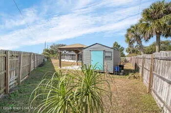 a view of a house with backyard and a garden