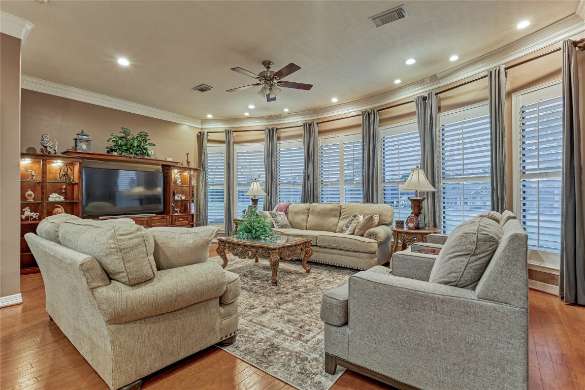 27 Bent Tree Lane Montgomery, TX 77356 - Photo 18 of 50 The family room is elegant and welcoming, with a wall of windows that showcase the scenic golf course views.