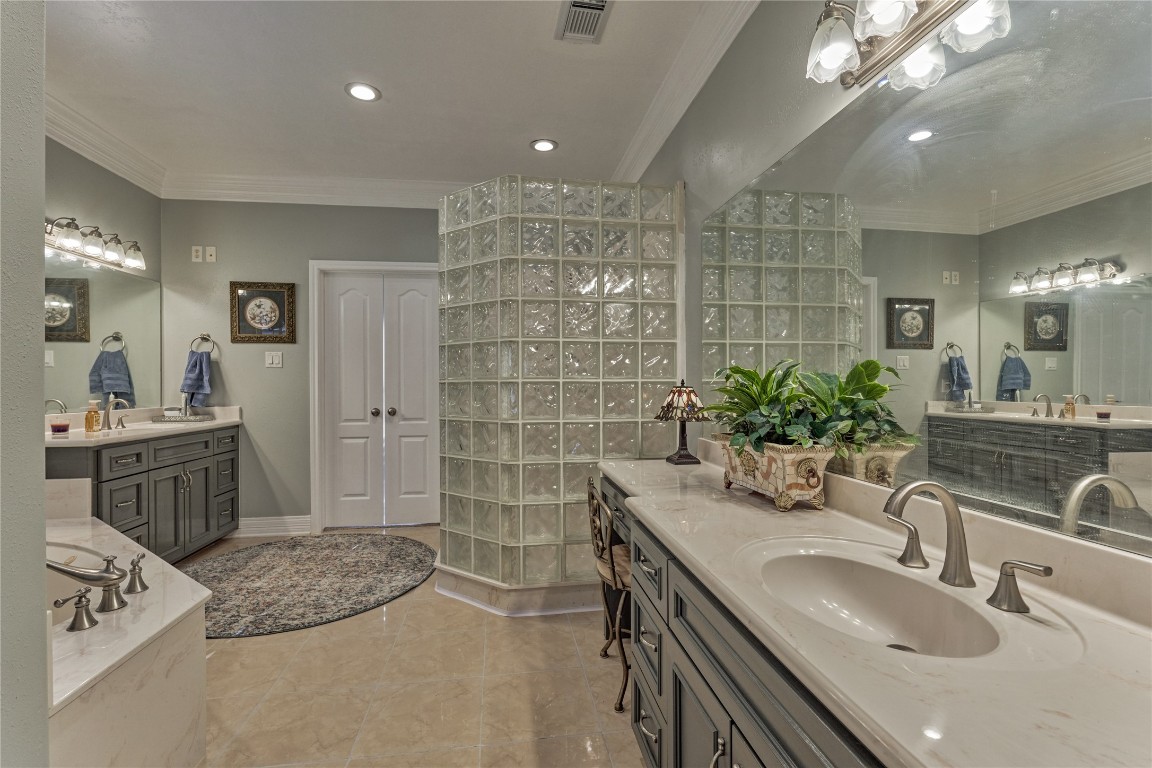 27 Bent Tree Lane Montgomery, TX 77356 - Photo 29 of 50 Spa-like ensuite bath with dual vanities, a jetted soaking tub and a walk-in shower.
