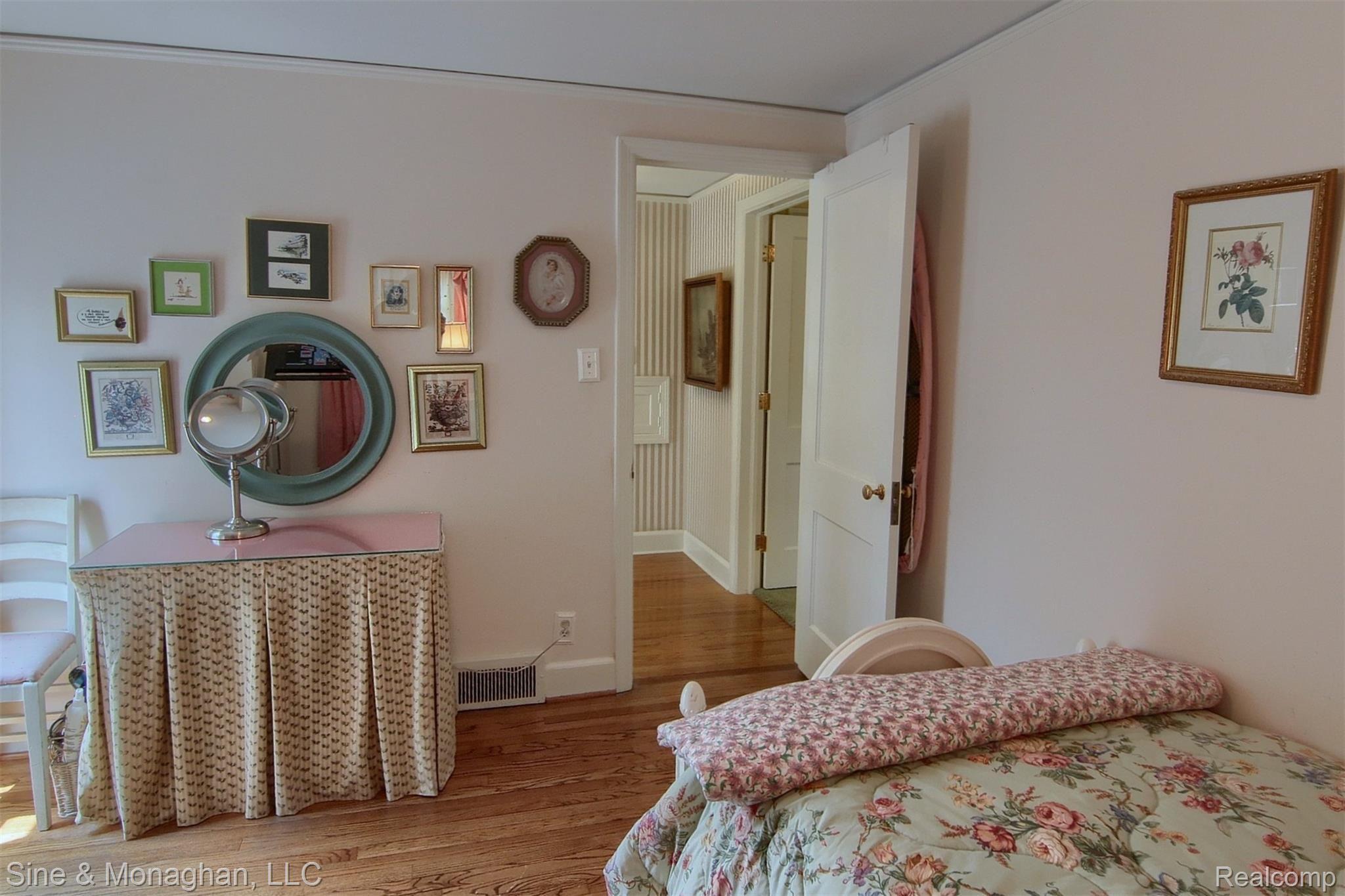389 Merriweather Road Grosse Pointe, MI 48236 - Photo 19 of 33 21-2nd Bedroom 2nd View.jpg