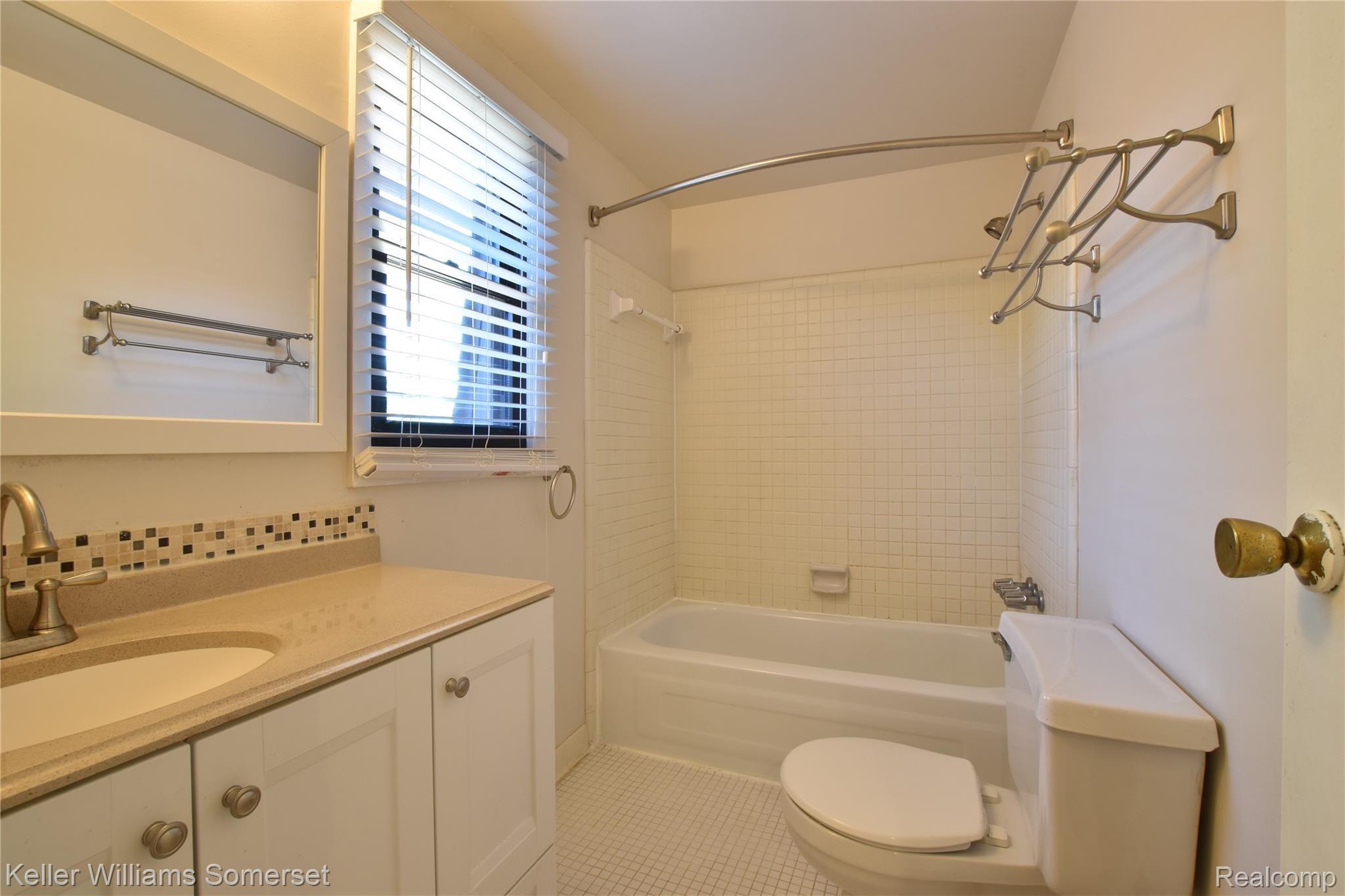 5075 Crooks Road, Unit 12 Royal Oak, MI 48073 - Photo 16 of 22 Full bathroom on the second floor