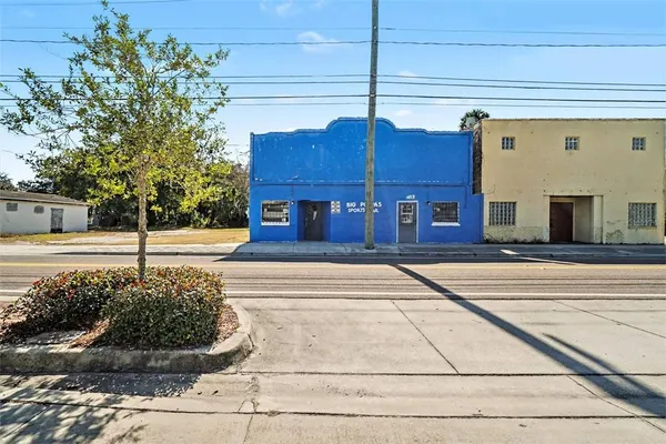 a house view with a outdoor space