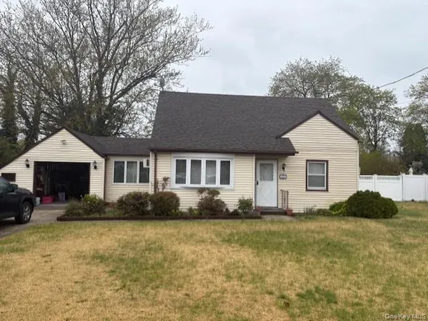 $549,000 | 152 Foster Boulevard, North Babylon, NY 11702
