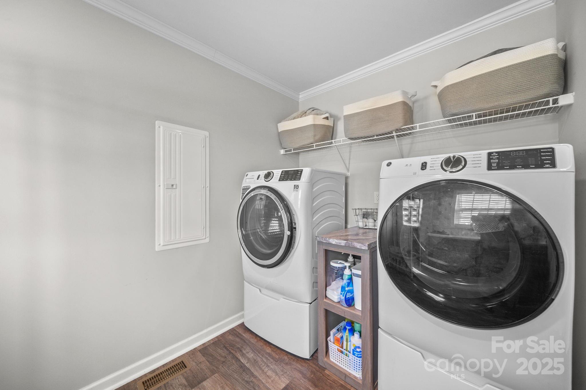 428 Long Branch Jefferson, SC 29718 - Photo 15 of 27 a utility room with dryer and washer
