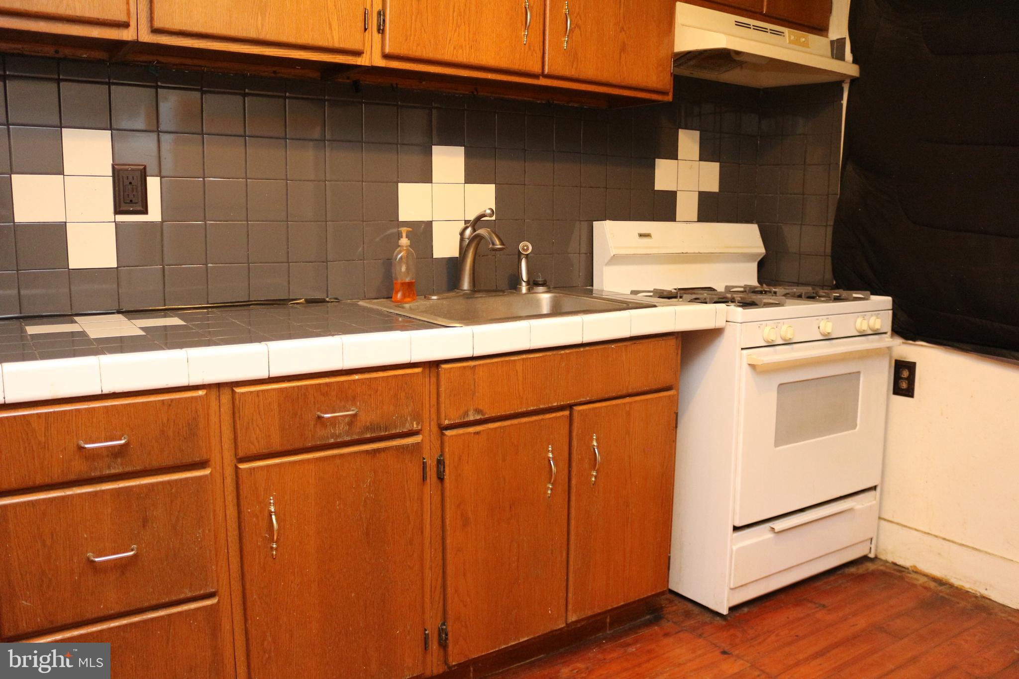 929 Washington Street Reading, PA 19601 - Photo 11 of 14 a utility room with dryer and washer