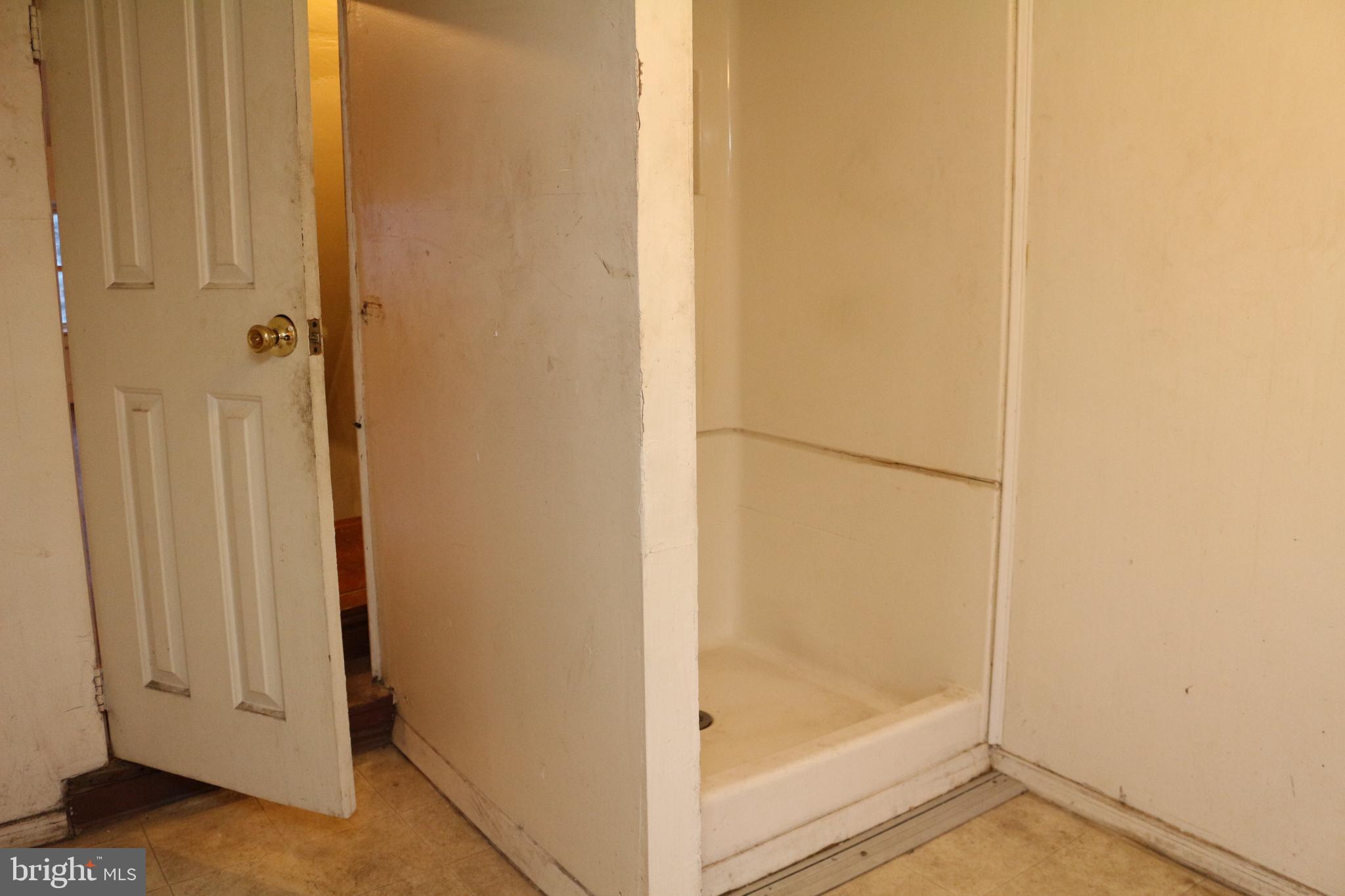 929 Washington Street Reading, PA 19601 - Photo 14 of 14 a view of bathroom with shower