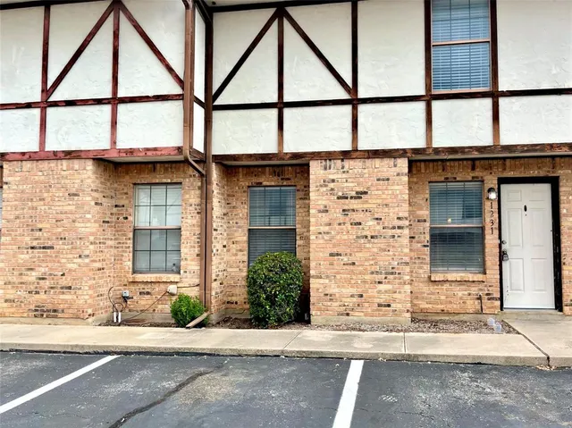 $1,499 | 1231 Dallas Drive, Denton, TX 76205