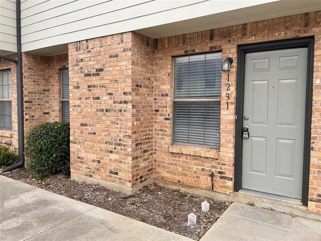 $1,250 | 1231 Dallas Drive, Denton, TX 76205