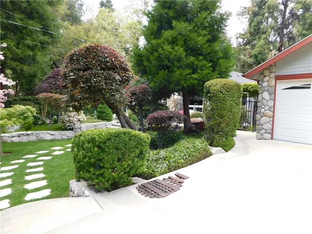 a view of a pathway of a house