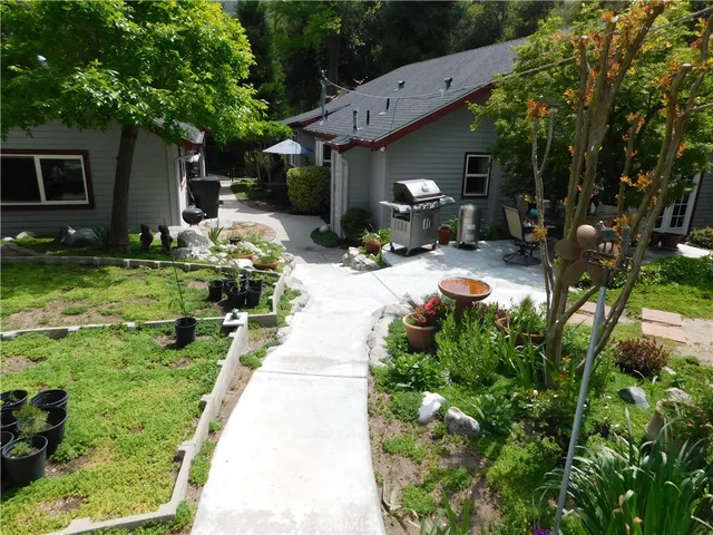a view of a house with backyard and garden