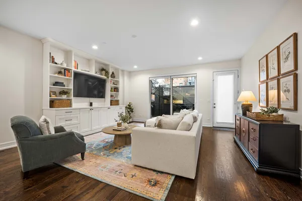 $950,000 | 940 North Wolcott Avenue, Unit 1, Chicago, IL 60622