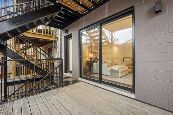 $950,000 | 940 North Wolcott Avenue, Unit 1, Chicago, IL 60622