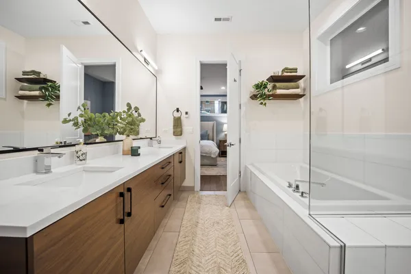 $950,000 | 940 North Wolcott Avenue, Unit 1, Chicago, IL 60622