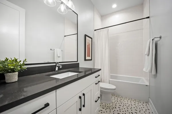 $950,000 | 940 North Wolcott Avenue, Unit 1, Chicago, IL 60622