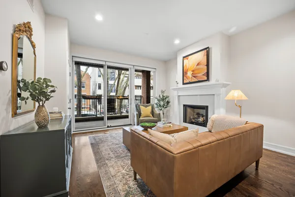 $950,000 | 940 North Wolcott Avenue, Unit 1, Chicago, IL 60622