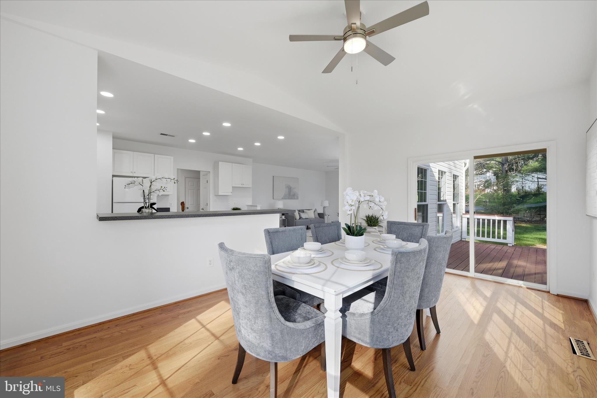 17550 Deavers Court Hamilton, VA 20158 - Photo 25 of 64 Sun Room / Breakfast Bar