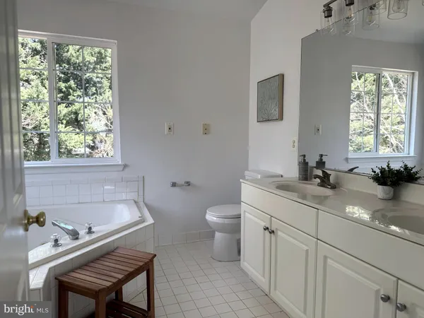 $850,000 | 17550 Deavers Court, Hamilton, VA 20158