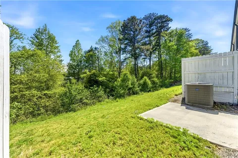 a view of a backyard