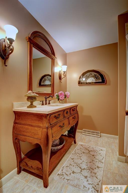 68 Harbourton Woodsville Road Pennington, NJ 08534 - Photo 14 of 25 a room with a table and chair