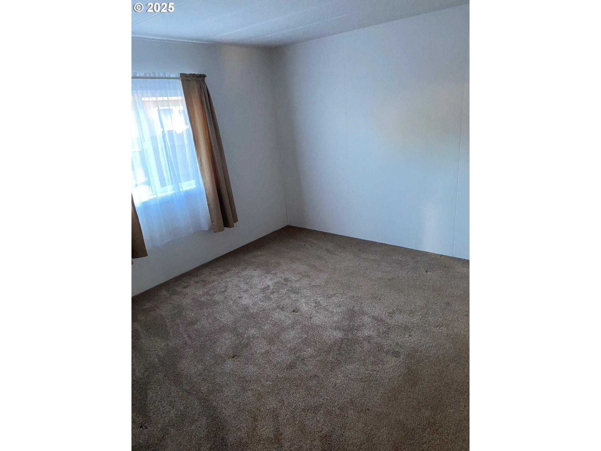 818 Celilo Road North Bonneville, WA 98639 - Photo 11 of 35 a view of a room with window