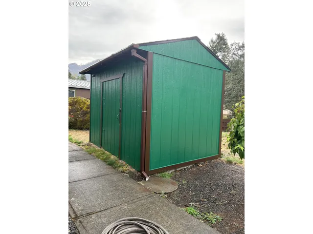 a green room with a outdoor space