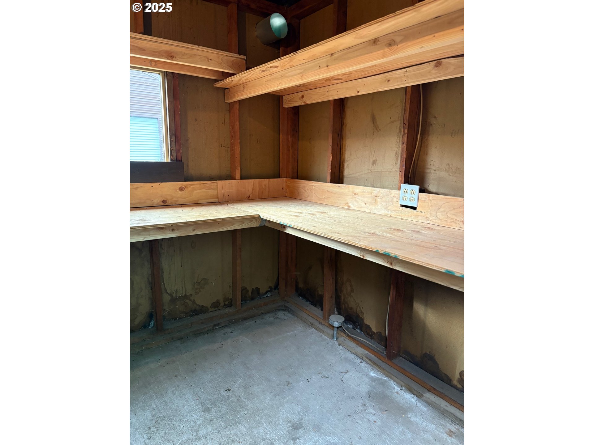818 Celilo Road North Bonneville, WA 98639 - Photo 20 of 35 a bathroom with a sink and a mirror
