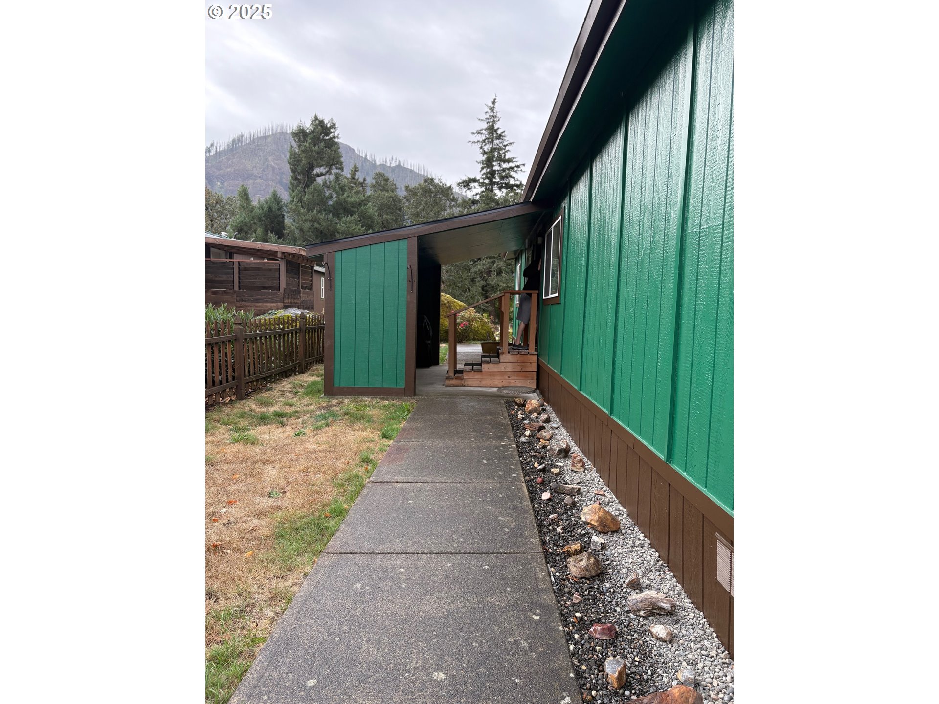 818 Celilo Road North Bonneville, WA 98639 - Photo 2 of 35 a hallway with trees in the background