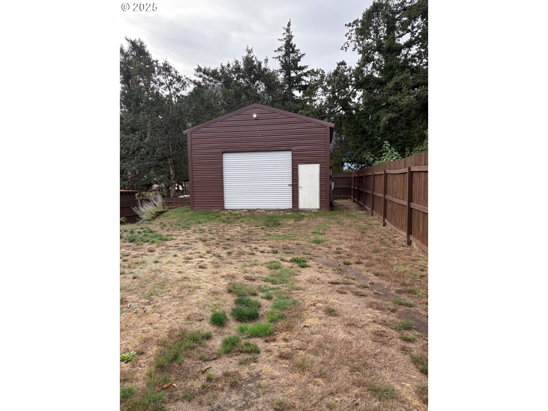 818 Celilo Road North Bonneville, WA 98639 - Photo 22 of 35 a view of a small window