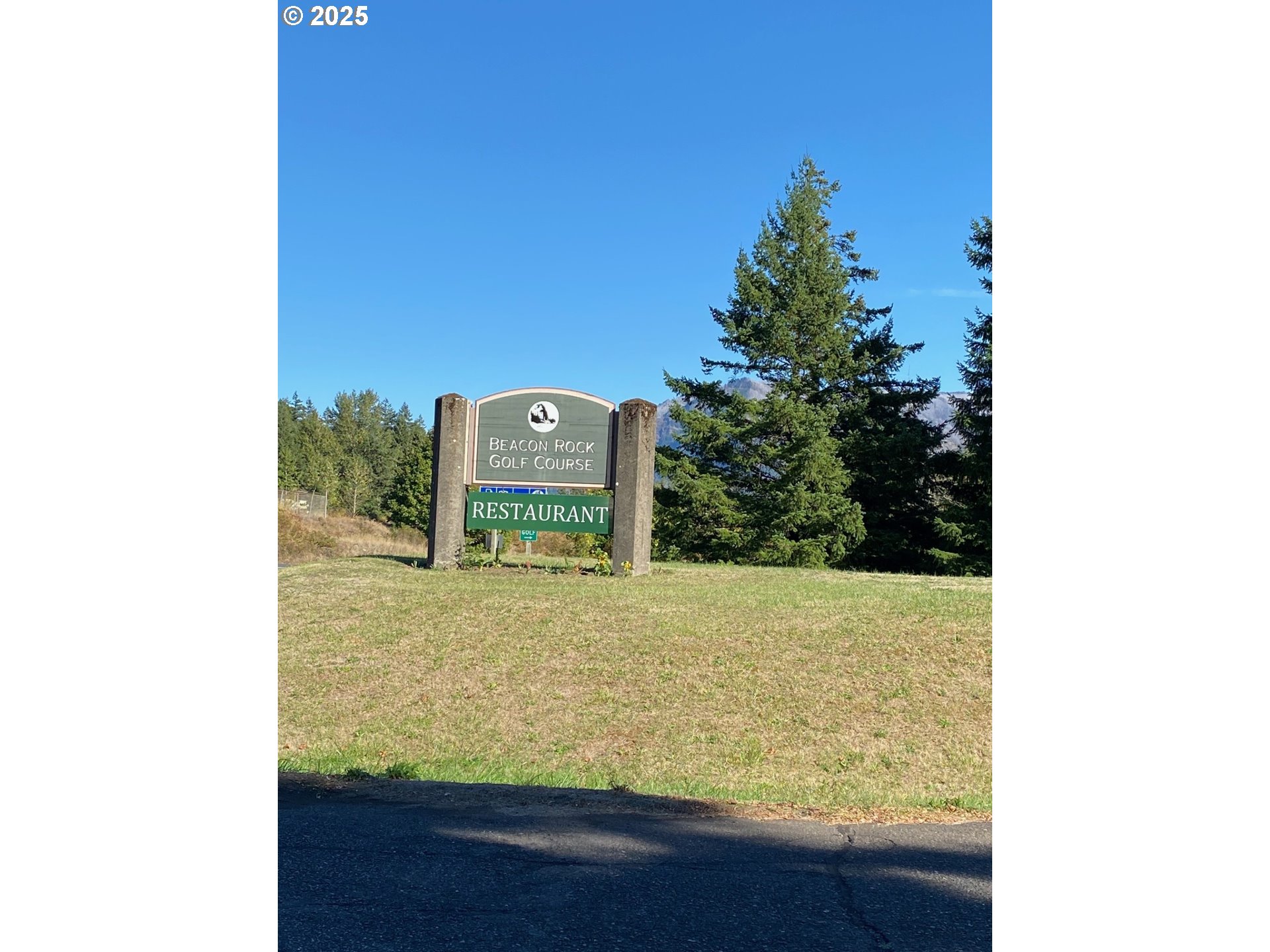 818 Celilo Road North Bonneville, WA 98639 - Photo 30 of 35 a view of a room with a bench