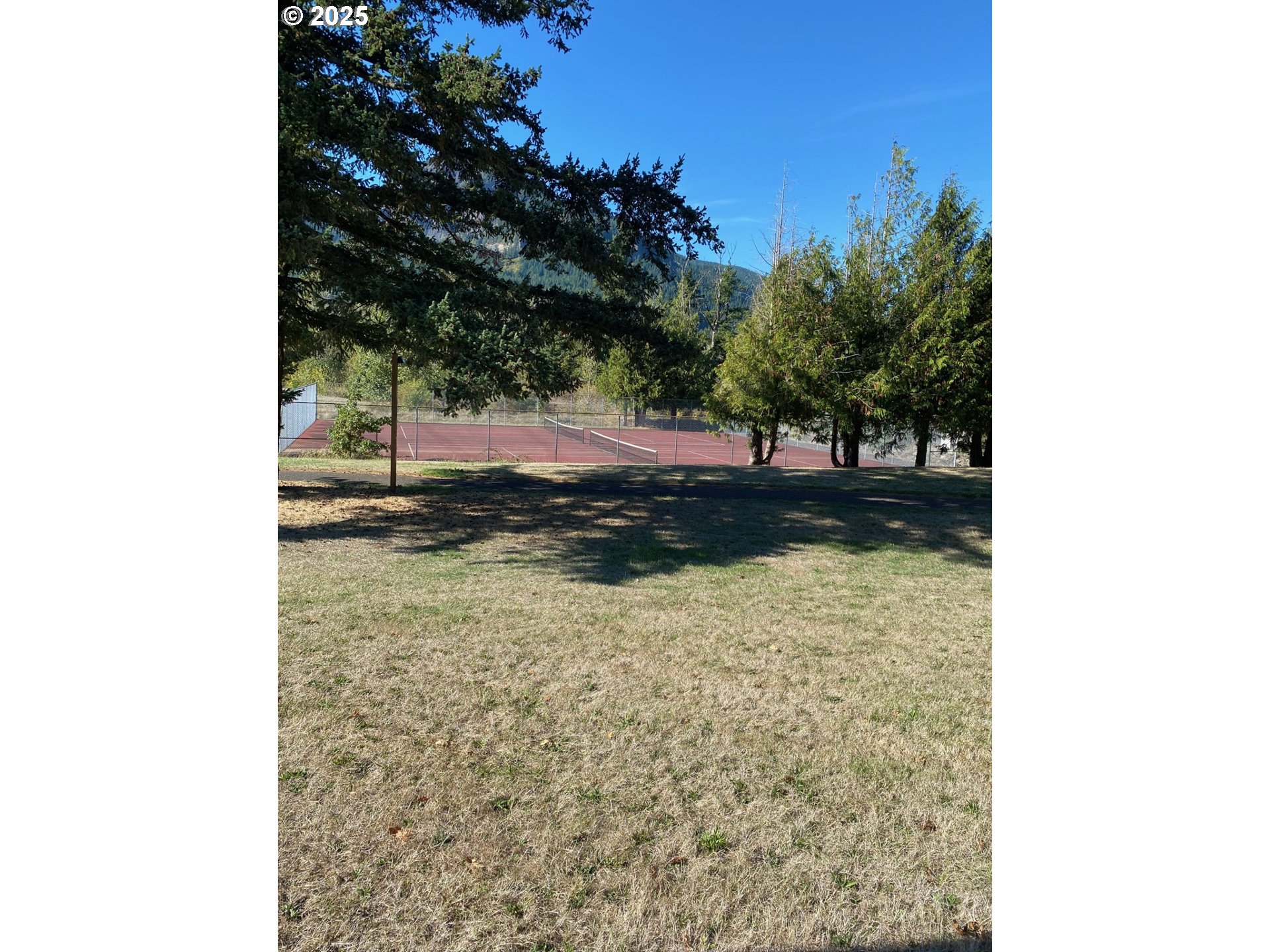 818 Celilo Road North Bonneville, WA 98639 - Photo 34 of 35 a view of a yard with wooden fence