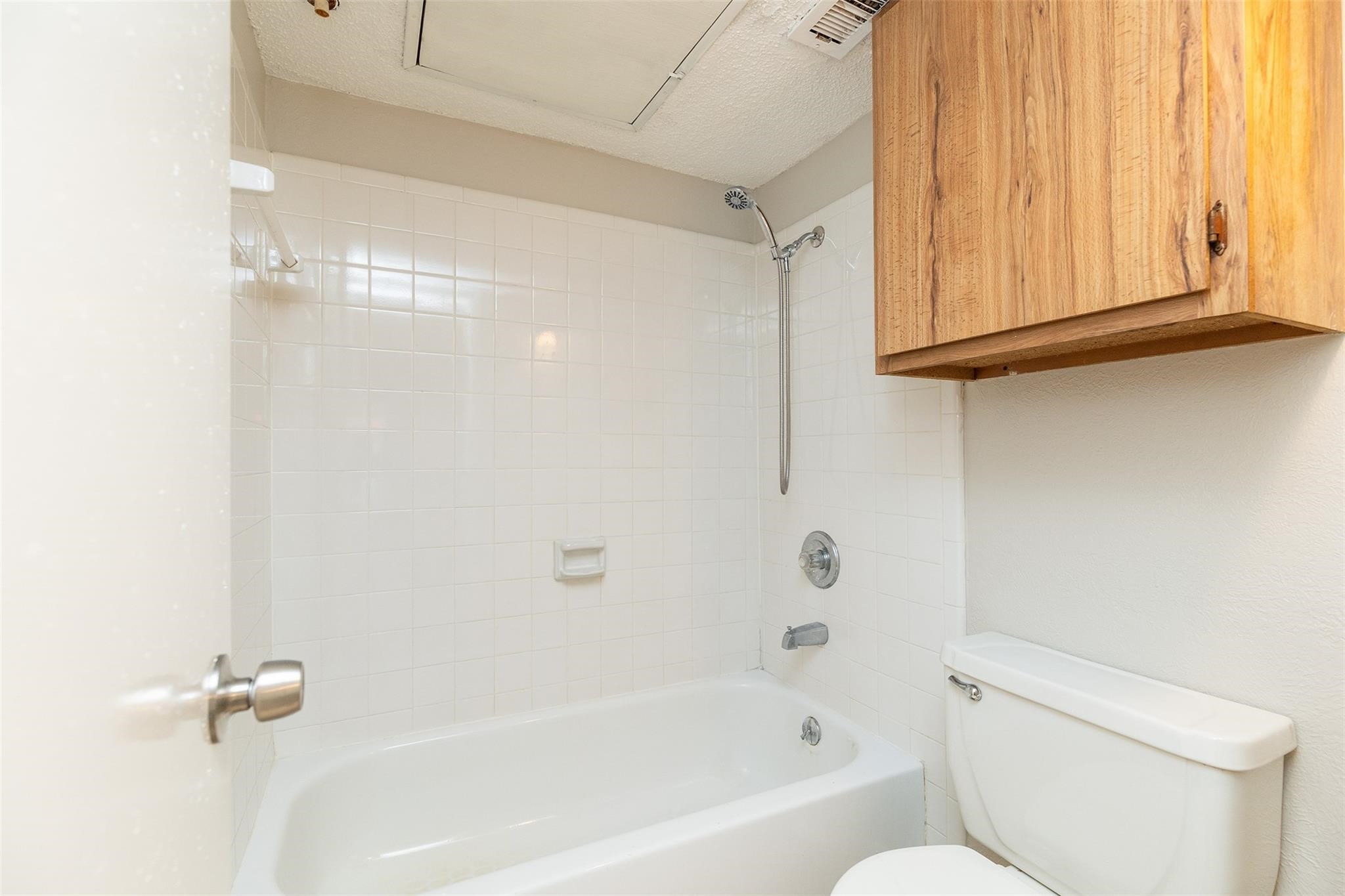 2800 Jeanetta Street, Unit 2805 Houston, TX 77063 - Photo 17 of 19 a bathroom with a bathtub