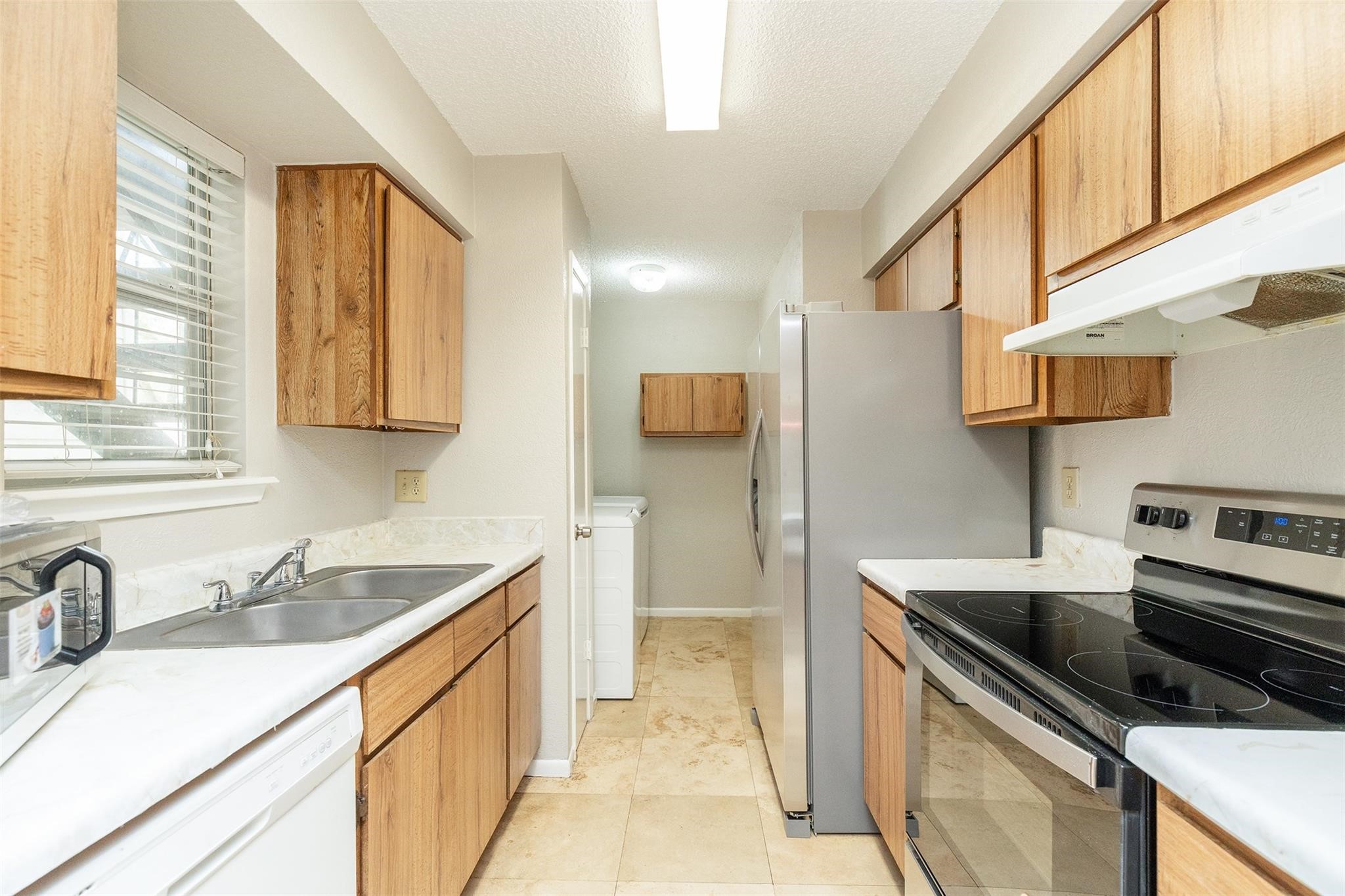 2800 Jeanetta Street, Unit 2805 Houston, TX 77063 - Photo 7 of 19 a kitchen that has a sink and a stove