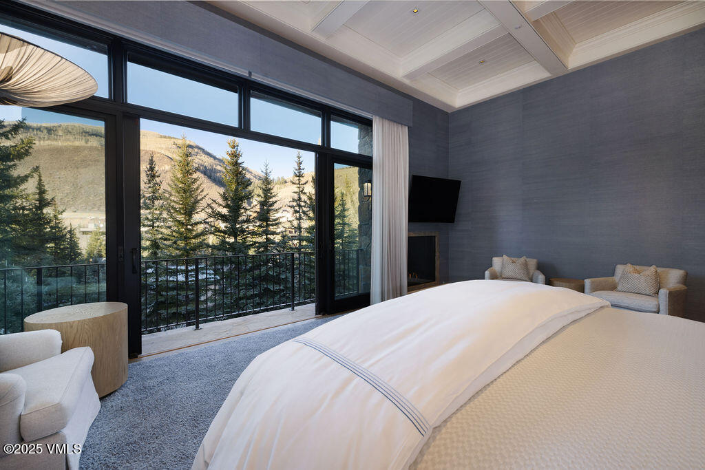 254 Beaver Dam Road Vail, CO 81657 - Photo 22 of 46 a bedroom with a large bed and a large window