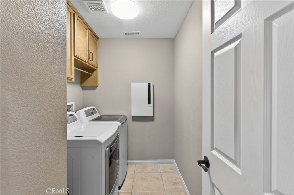 81074 Barrel Cactus Road La Quinta, CA 92253 - Photo 17 of 71 LAUNDRY OFF KITCHEN