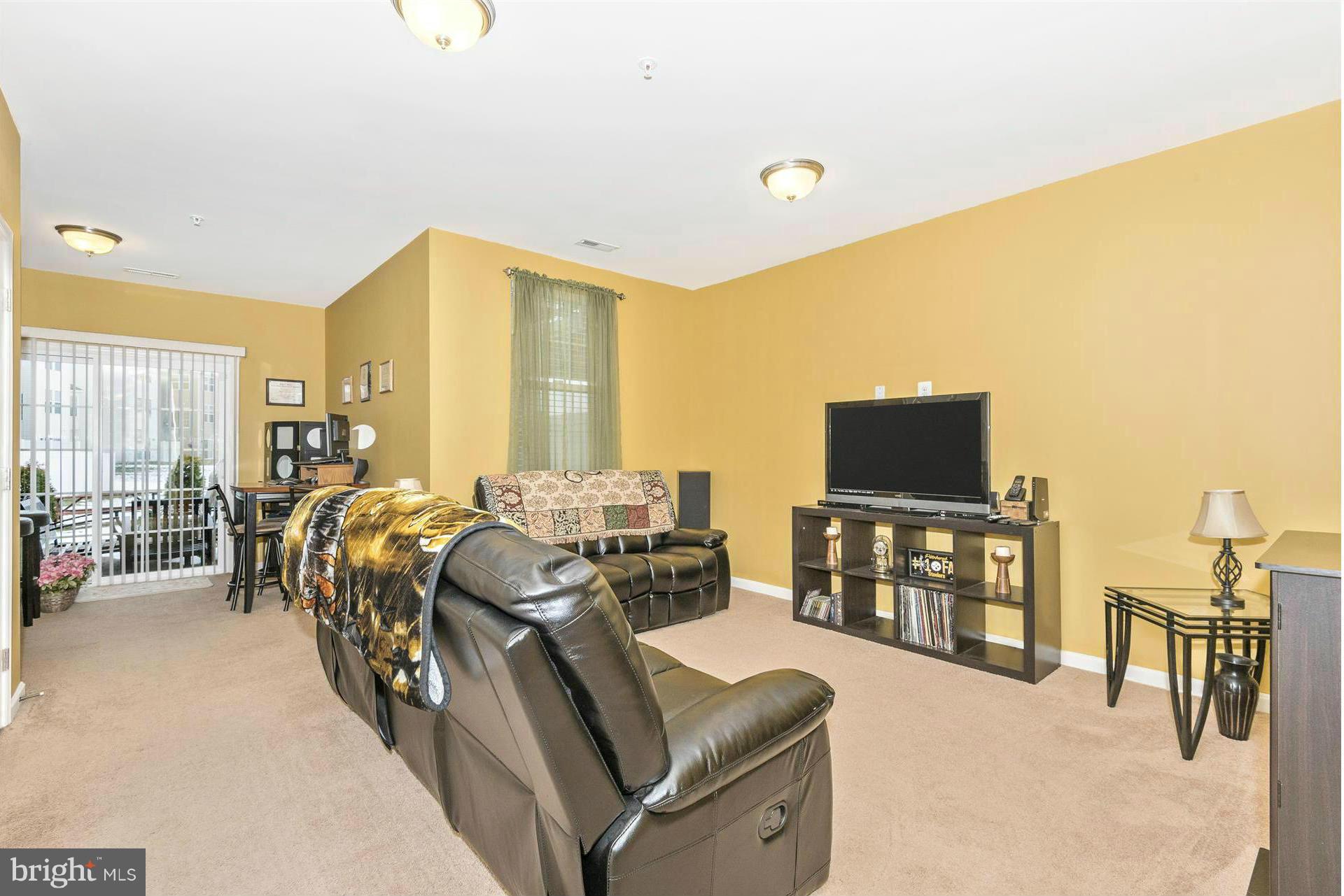 13007 Yellow Jacket Road Hagerstown, MD 21740 - Photo 22 of 29 Living Room
