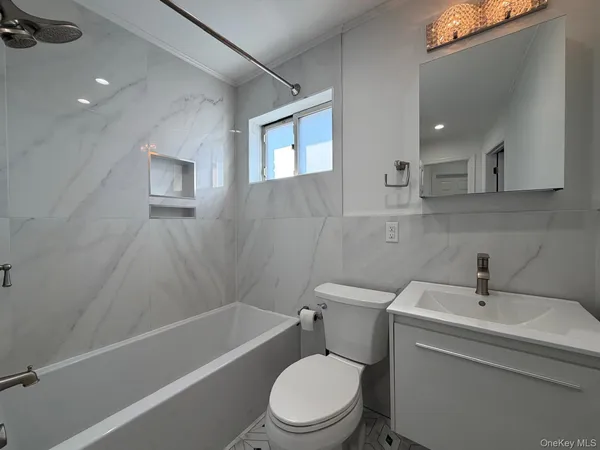 $3,900 | 1 Munro Boulevard, Unit 1F, Valley Stream, NY 11581