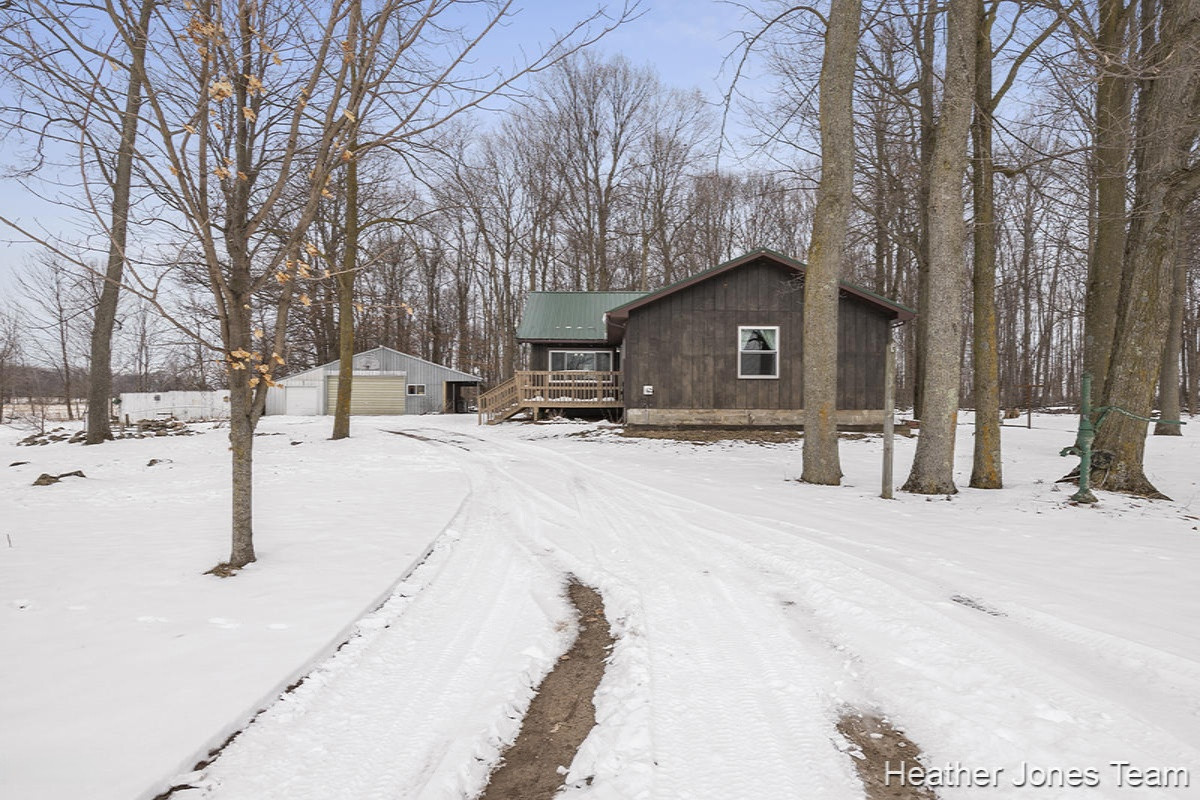 4350 Noddins Road Belding, MI 48809 - Photo 3 of 28 IMG_1002